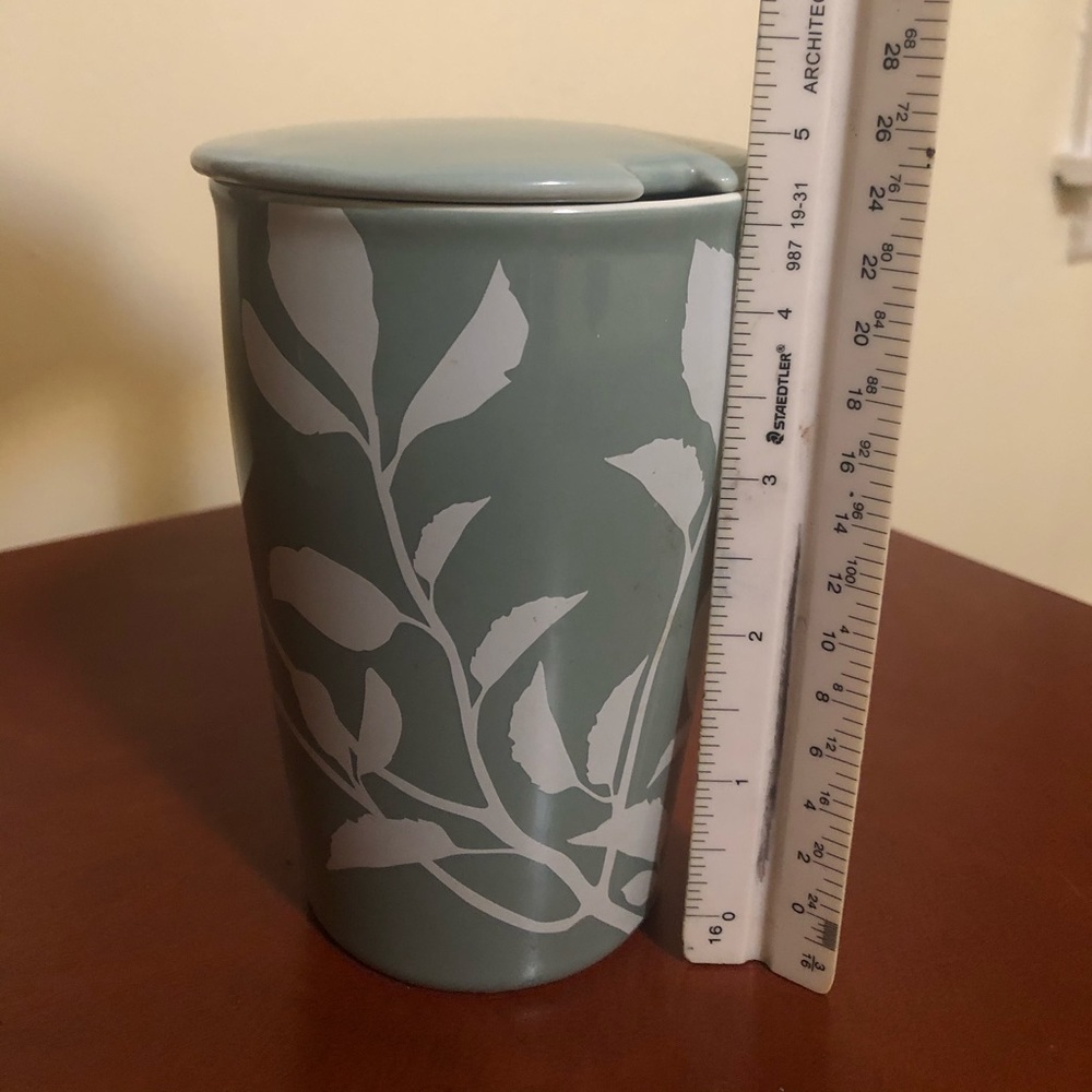 Porcelain mug with lid